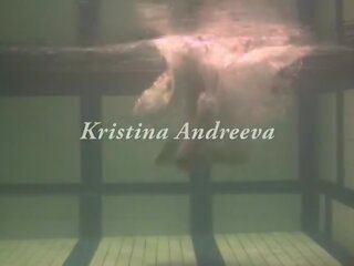 Brunetka nastolatka kristina andreeva swims nagi w the basen