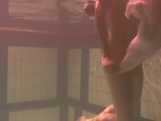 Bruneta adolescenta kristina andreeva swims gol în the piscina
