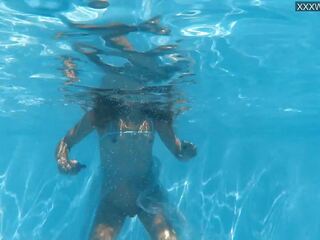 Berenang kolam dalam air telanjang dewi bonnie dolce