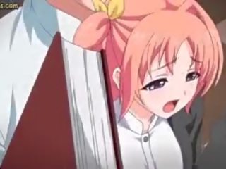 Adoleshent anime student merr dehur në bibliotekë