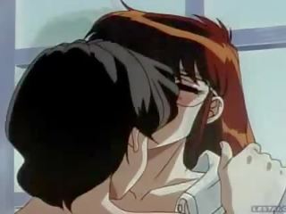 Si rambut coklat animasi teman wanita dengan cermin mata dalam lesbo tindakan